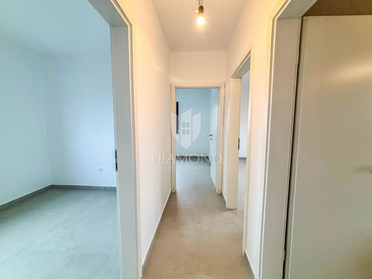 Parenzo, dintorni, appartamento con tre camere da letto al primo piano con terrazza sul tetto!