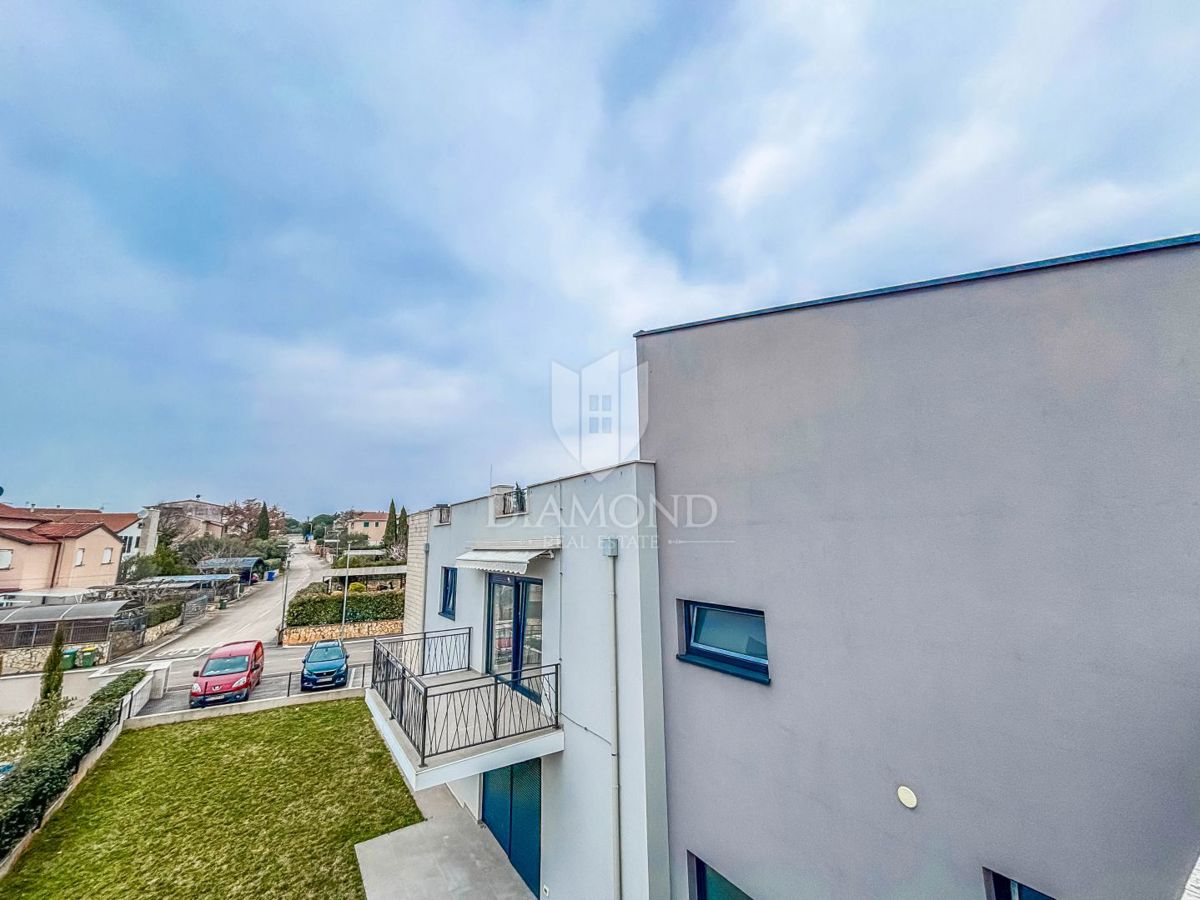 Parenzo, dintorni, appartamento con tre camere da letto al primo piano con terrazza sul tetto!