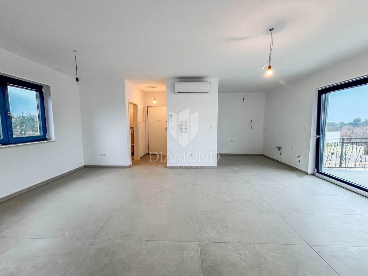 Parenzo, dintorni, appartamento con tre camere da letto al primo piano con terrazza sul tetto!