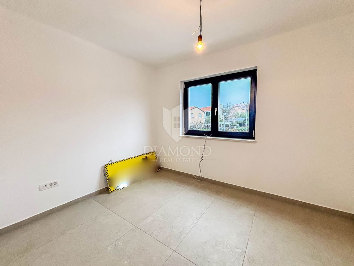 Parenzo, dintorni, appartamento con tre camere da letto al primo piano con terrazza sul tetto!