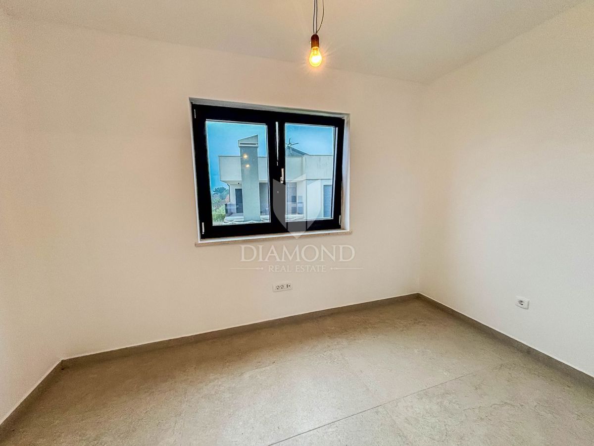 Parenzo, dintorni, appartamento con tre camere da letto al primo piano con terrazza sul tetto!