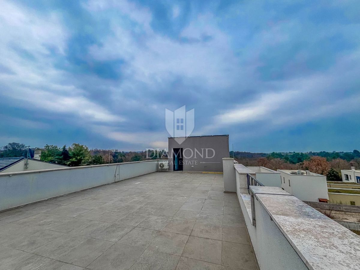 Parenzo, dintorni, appartamento con tre camere da letto al primo piano con terrazza sul tetto!