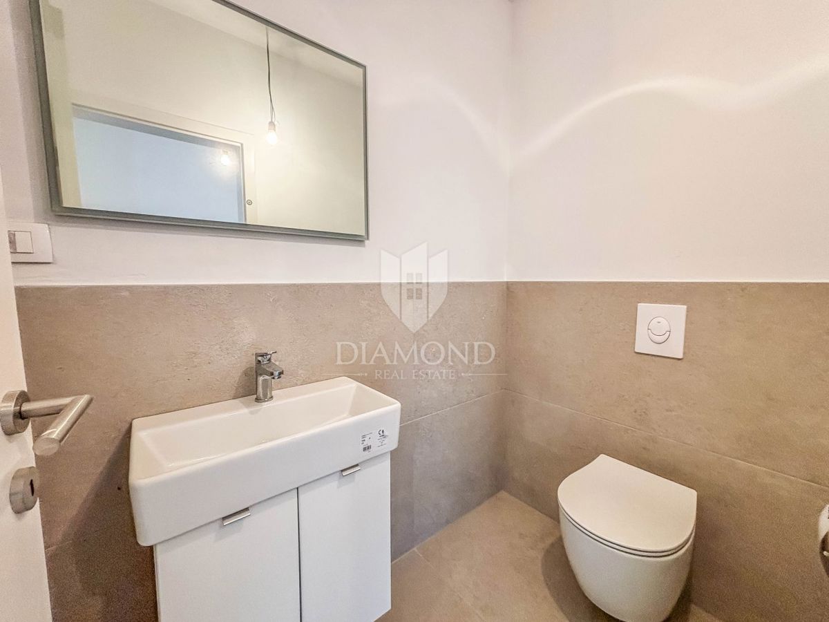 Parenzo, dintorni, appartamento con tre camere da letto al primo piano con terrazza sul tetto!