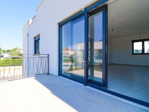 Parenzo, dintorni, appartamento con tre camere da letto al primo piano con terrazza sul tetto!