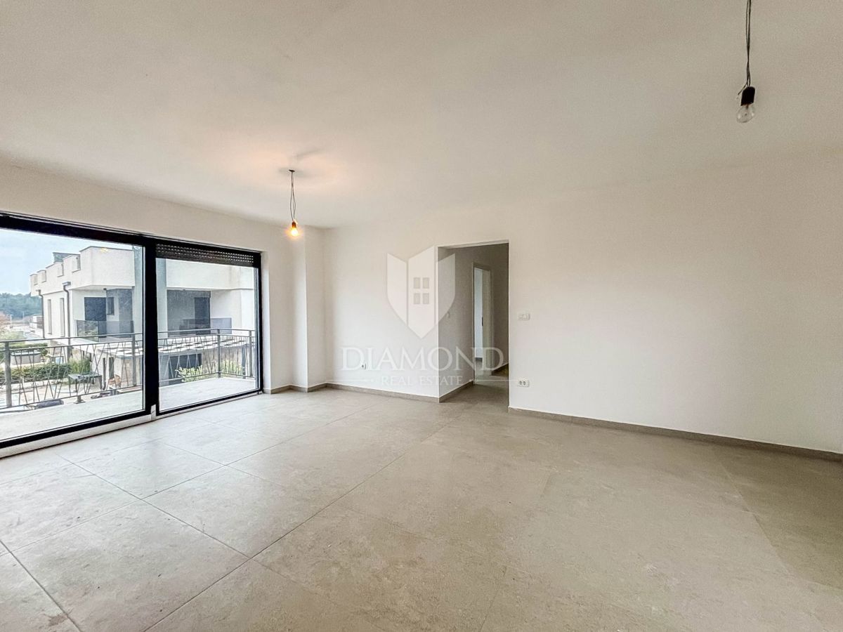 Parenzo, dintorni, appartamento con tre camere da letto al primo piano con terrazza sul tetto!