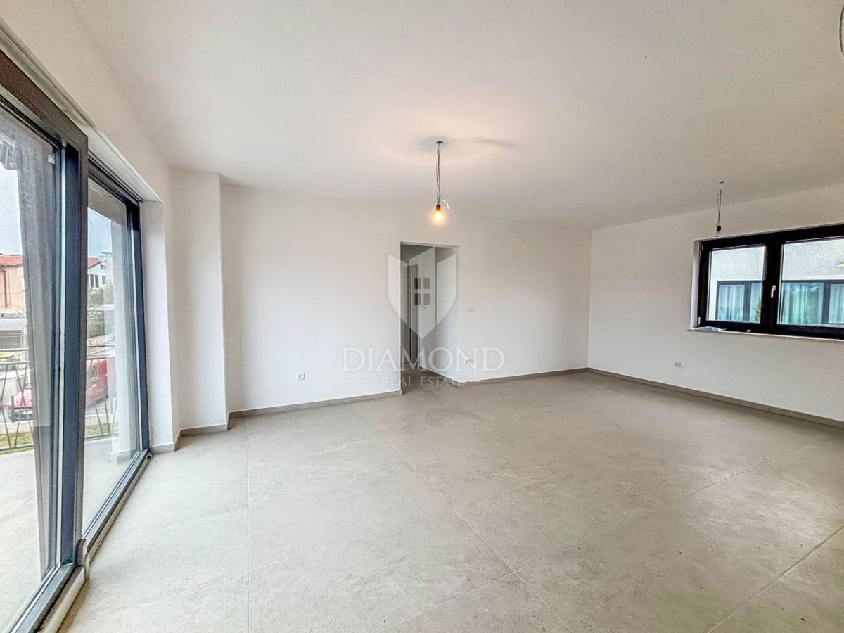 Parenzo, dintorni, appartamento con tre camere da letto al primo piano con terrazza sul tetto!