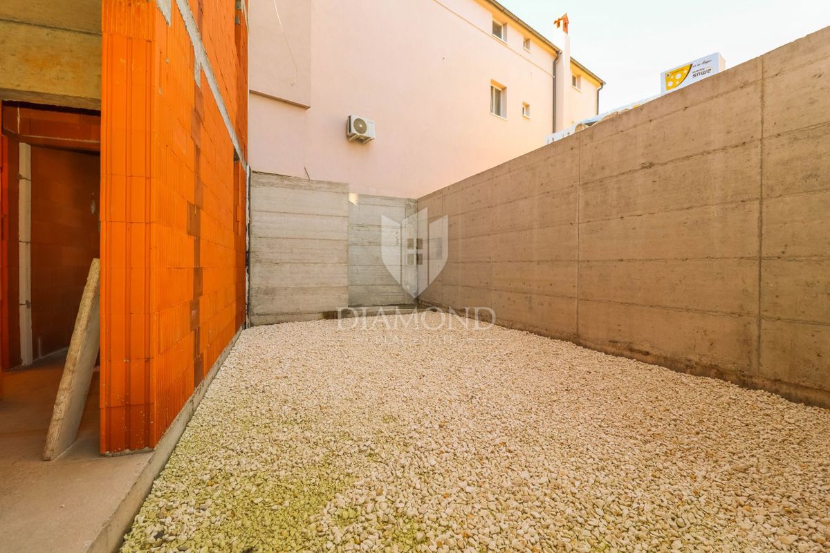 Medolino, dintorni, appartamento al piano terra con giardino