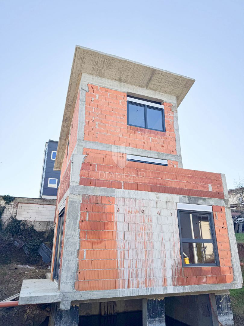 Zagabria, Maksimir! Casa incompiuta con due appartamenti!