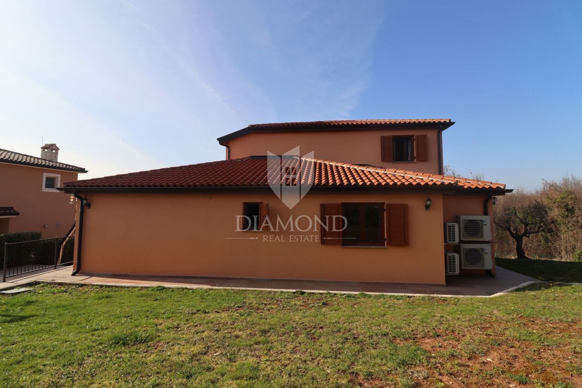 Casa con piscina e ampio giardino a 10 minuti da Parenzo e dalle spiagge