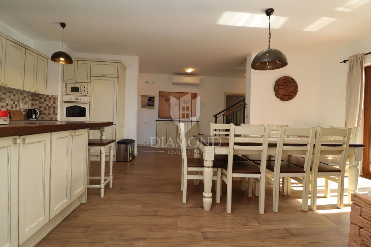 Casa con piscina e ampio giardino a 10 minuti da Parenzo e dalle spiagge