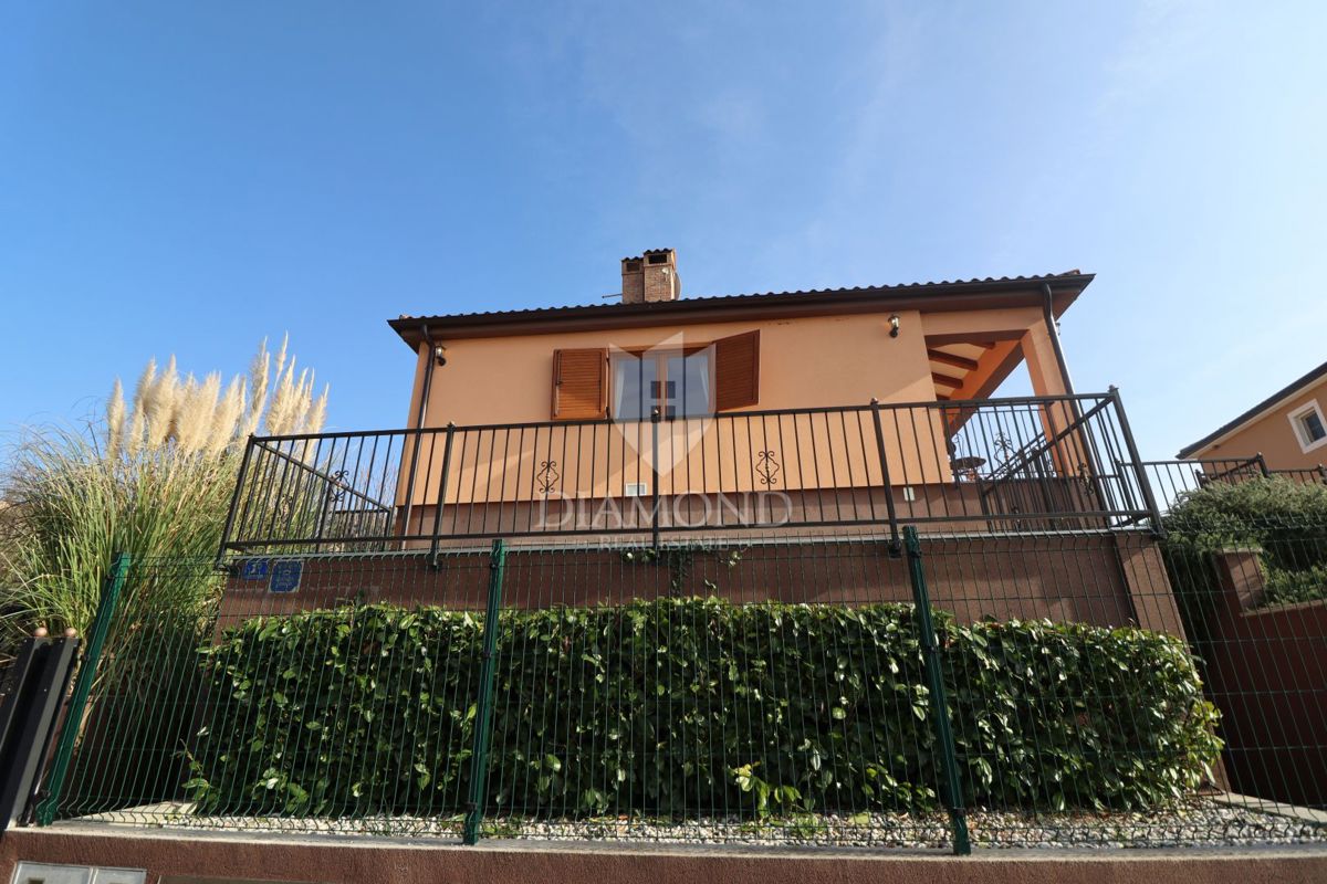 Casa con piscina e ampio giardino a 10 minuti da Parenzo e dalle spiagge
