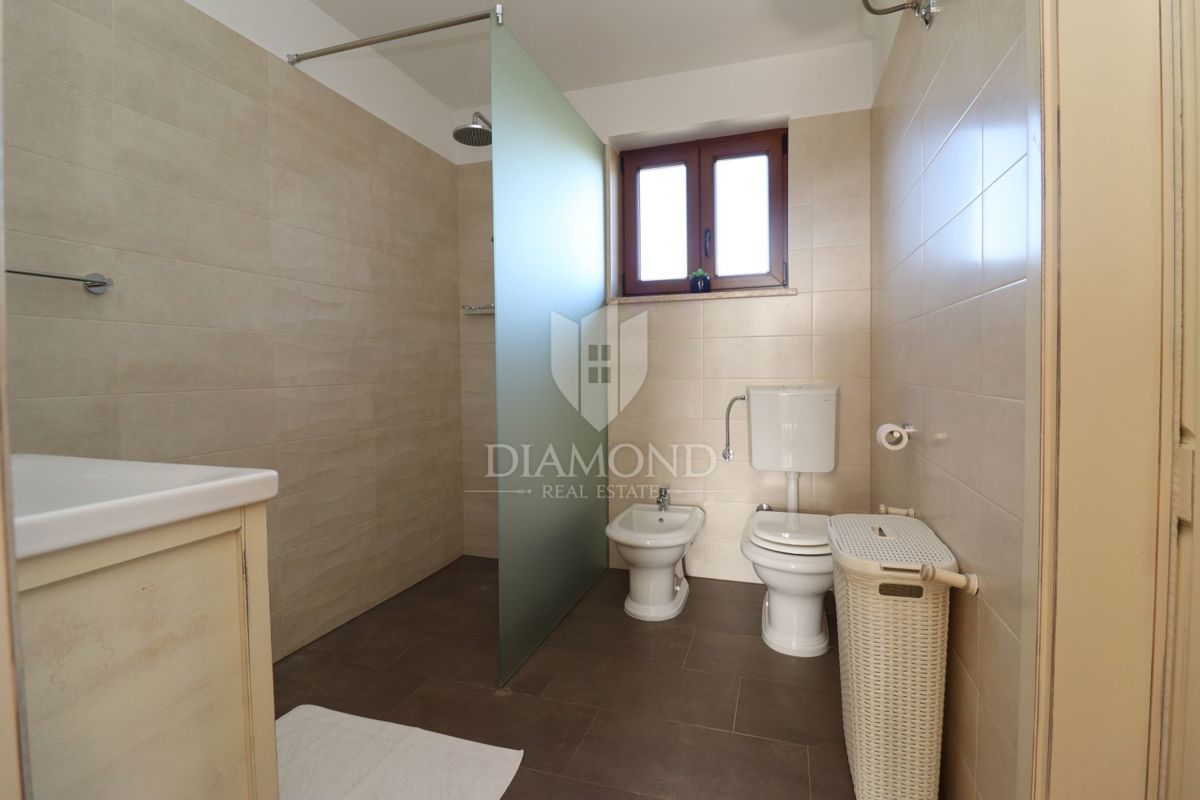 Casa con piscina e ampio giardino a 10 minuti da Parenzo e dalle spiagge