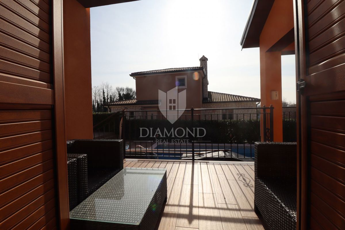 Casa con piscina e ampio giardino a 10 minuti da Parenzo e dalle spiagge