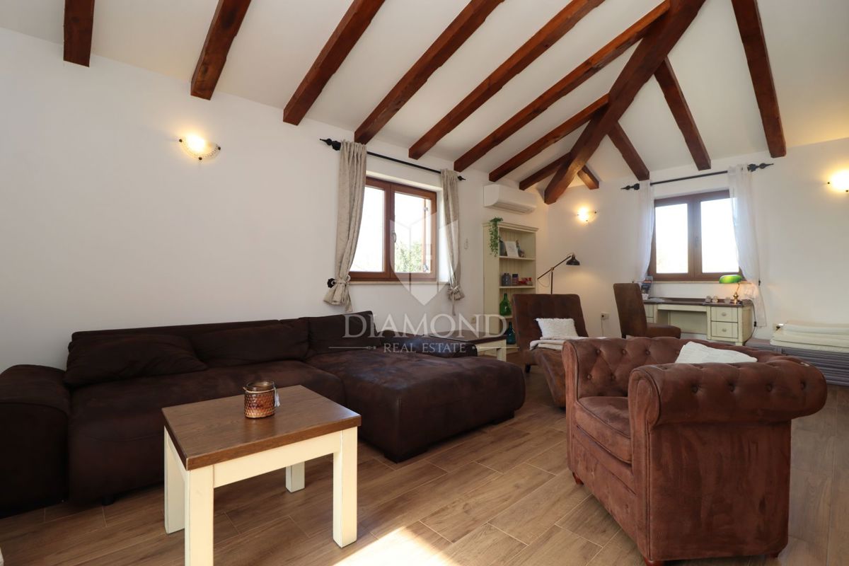 Casa con piscina e ampio giardino a 10 minuti da Parenzo e dalle spiagge