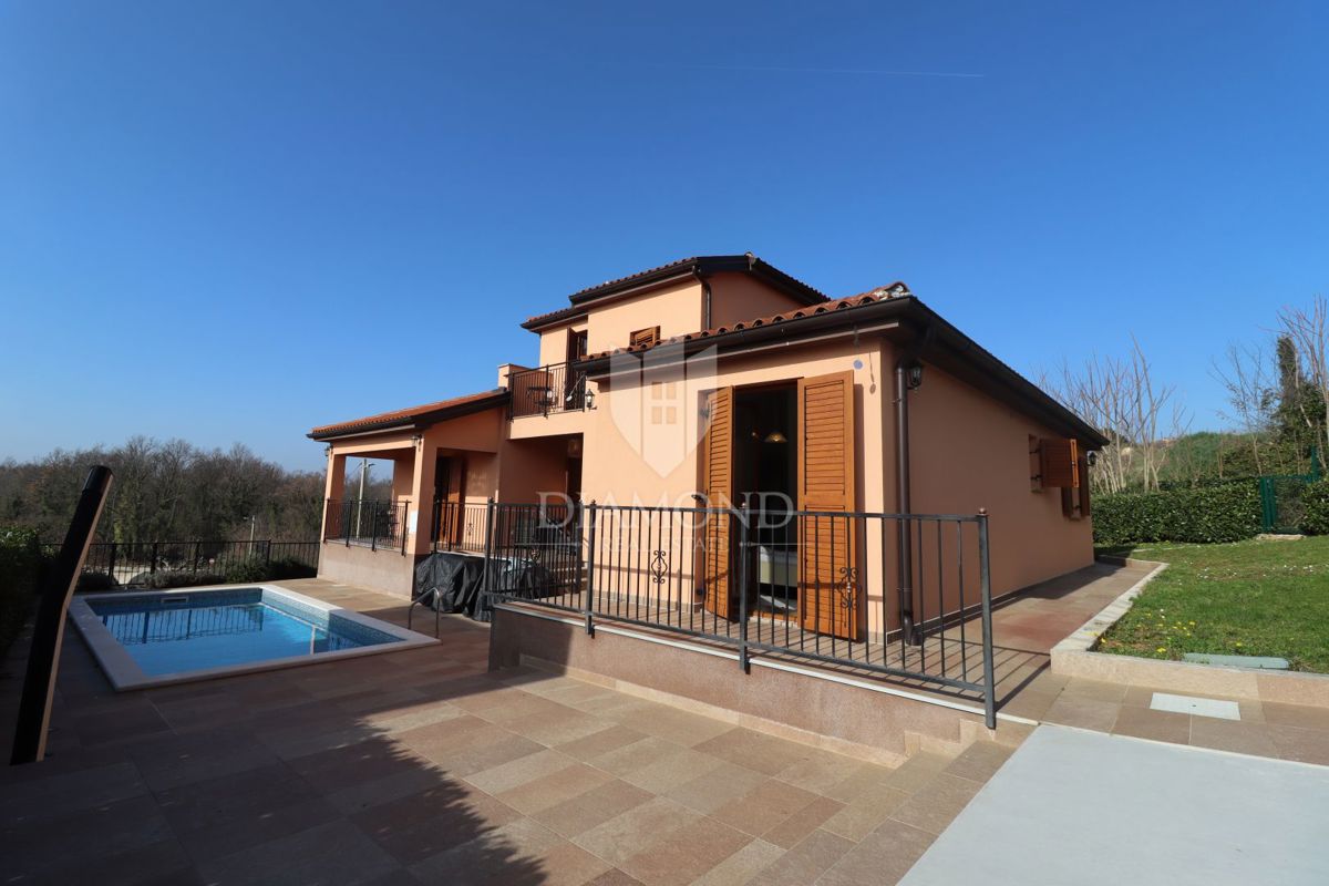 Casa con piscina e ampio giardino a 10 minuti da Parenzo e dalle spiagge