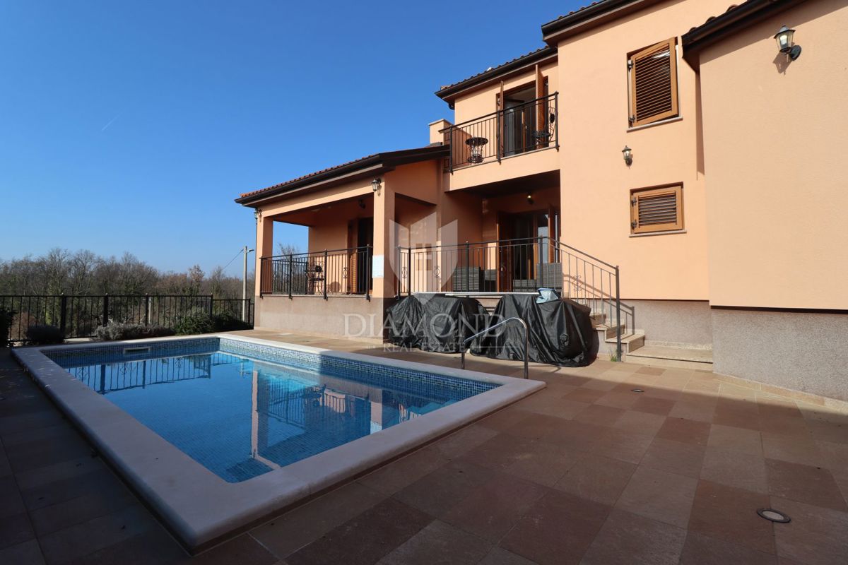 Casa con piscina e ampio giardino a 10 minuti da Parenzo e dalle spiagge