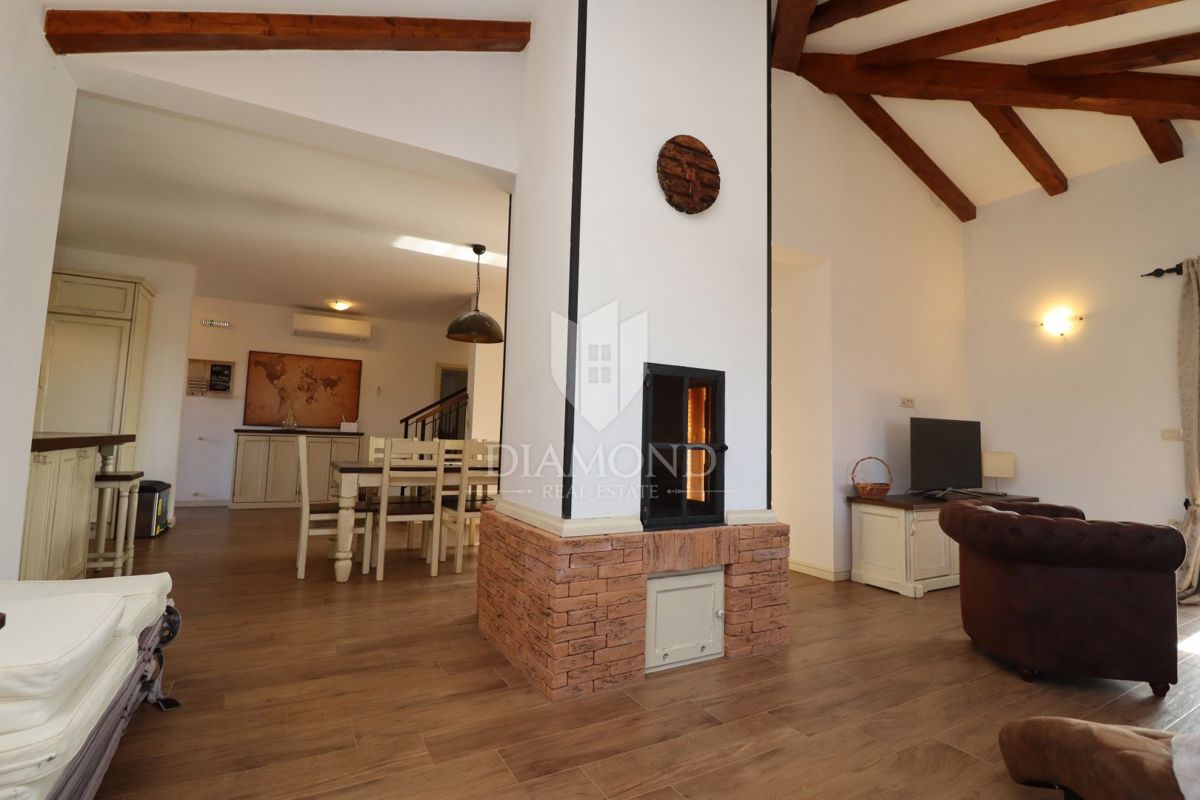 Casa con piscina e ampio giardino a 10 minuti da Parenzo e dalle spiagge