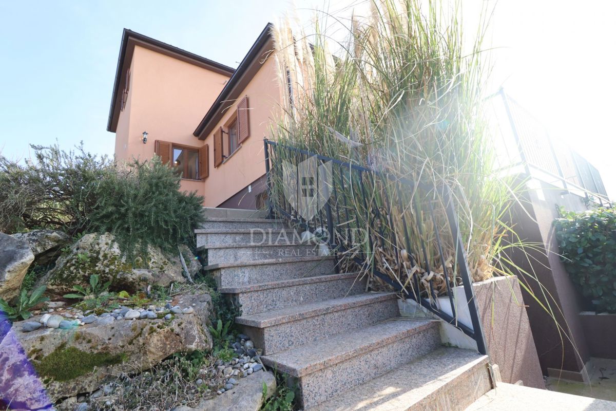 Casa con piscina e ampio giardino a 10 minuti da Parenzo e dalle spiagge