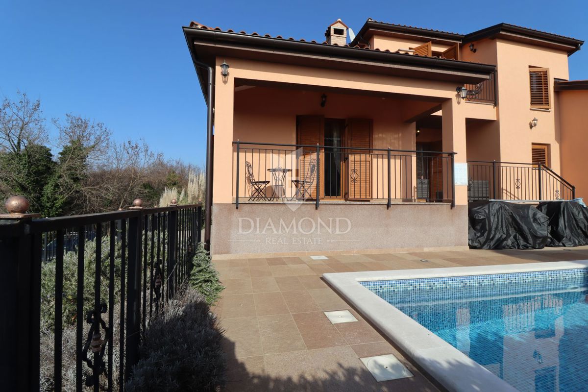 Casa con piscina e ampio giardino a 10 minuti da Parenzo e dalle spiagge