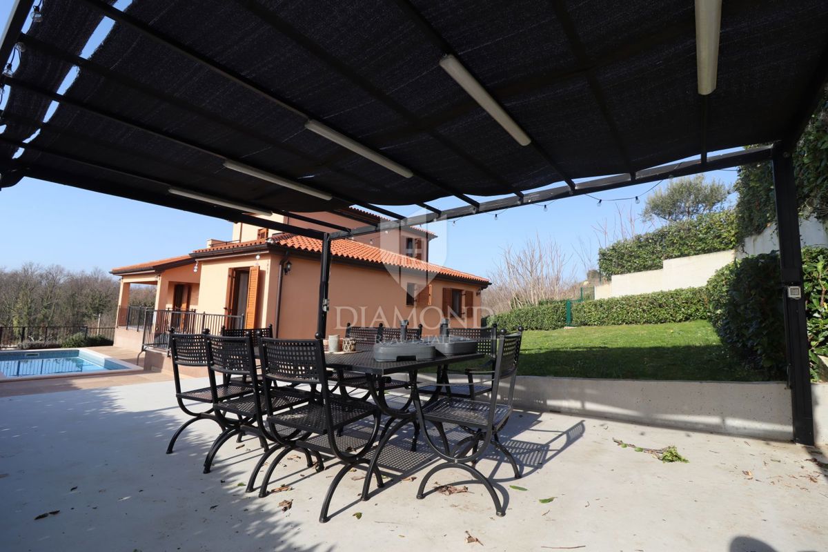 Casa con piscina e ampio giardino a 10 minuti da Parenzo e dalle spiagge