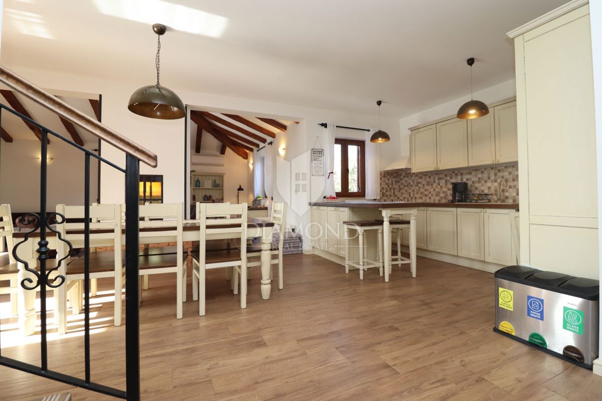 Casa con piscina e ampio giardino a 10 minuti da Parenzo e dalle spiagge