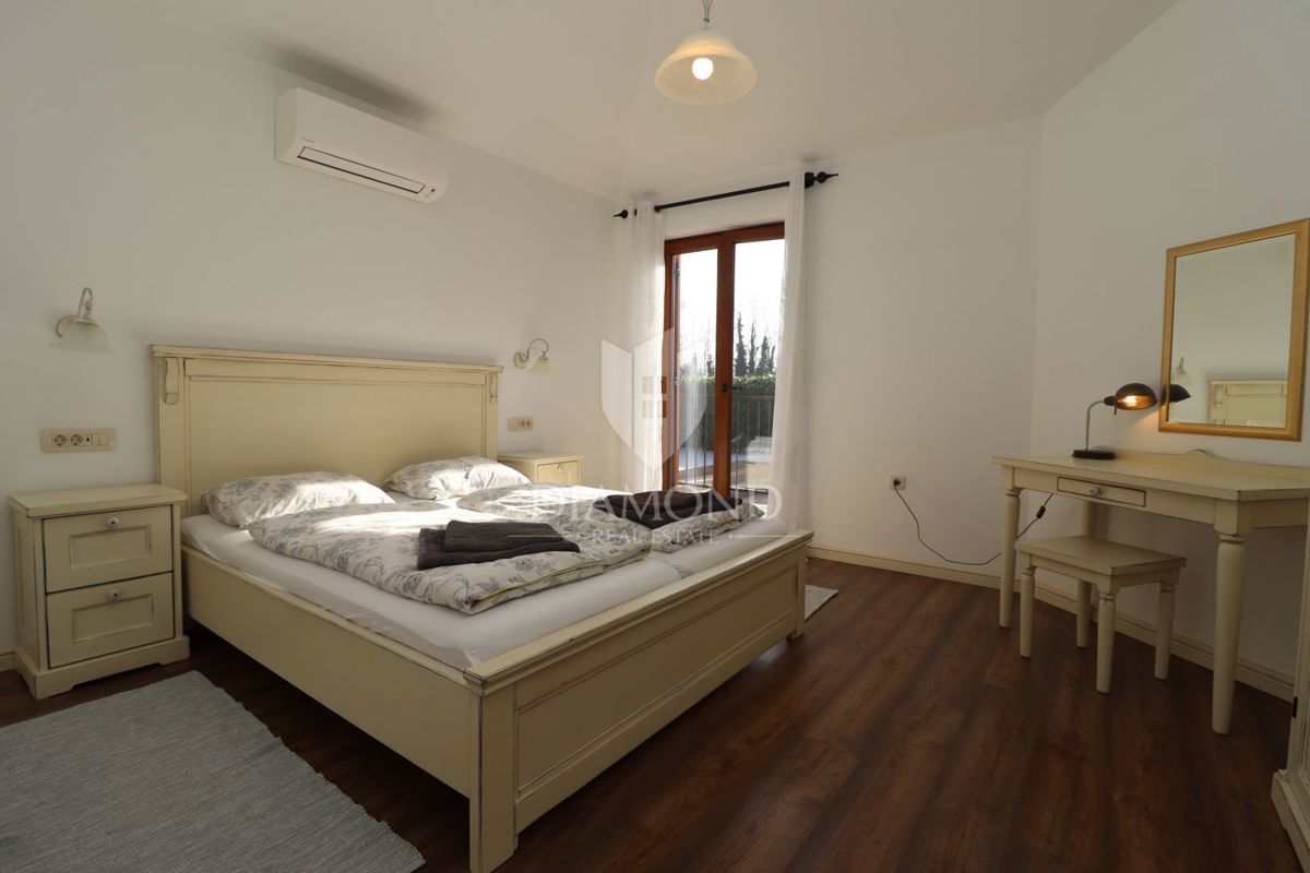 Casa con piscina e ampio giardino a 10 minuti da Parenzo e dalle spiagge