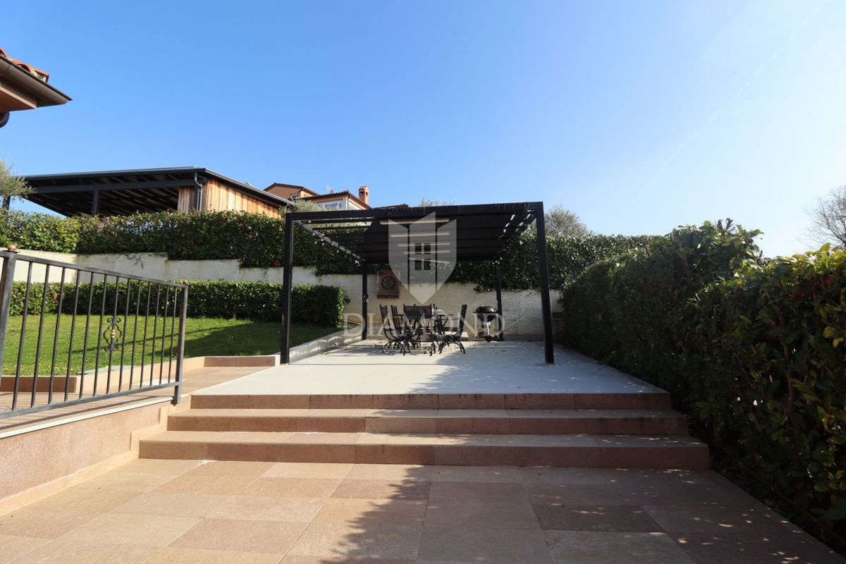 Casa con piscina e ampio giardino a 10 minuti da Parenzo e dalle spiagge