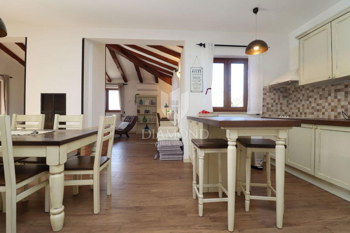 Casa con piscina e ampio giardino a 10 minuti da Parenzo e dalle spiagge