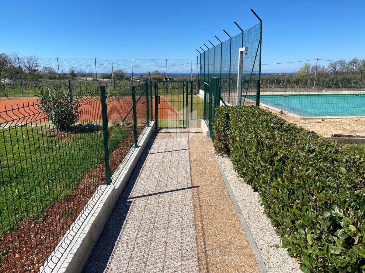 Occasione! Appartamento moderno, completamente arredato con piscina condominiale – Poreč
