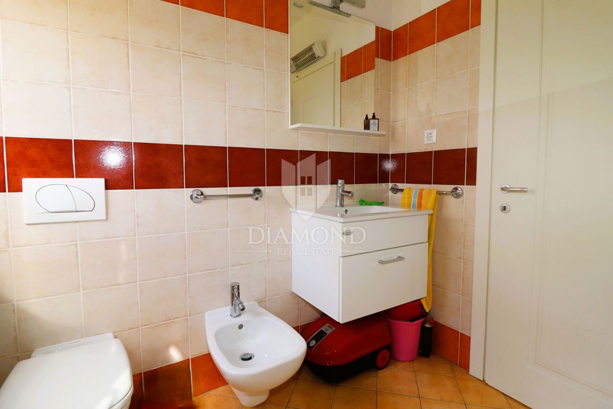 Occasione! Appartamento moderno, completamente arredato con piscina condominiale – Poreč