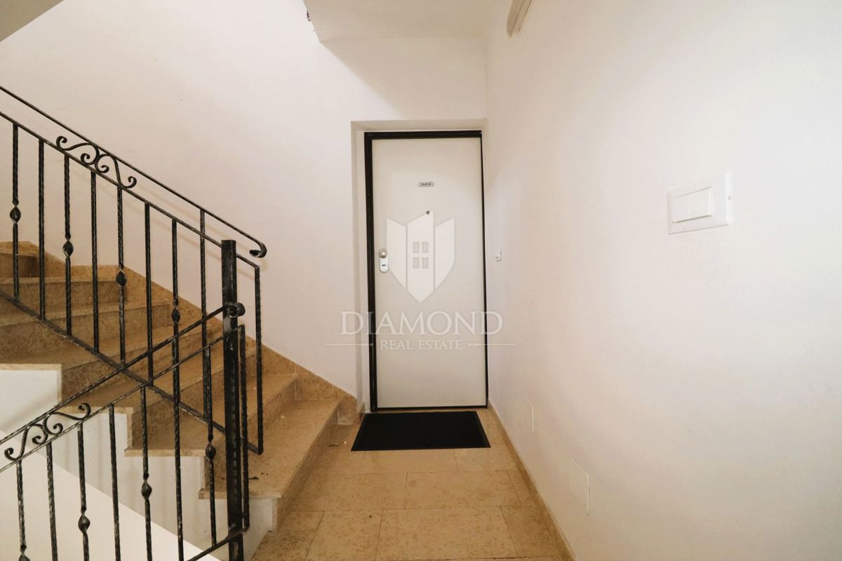 Occasione! Appartamento moderno, completamente arredato con piscina condominiale – Poreč