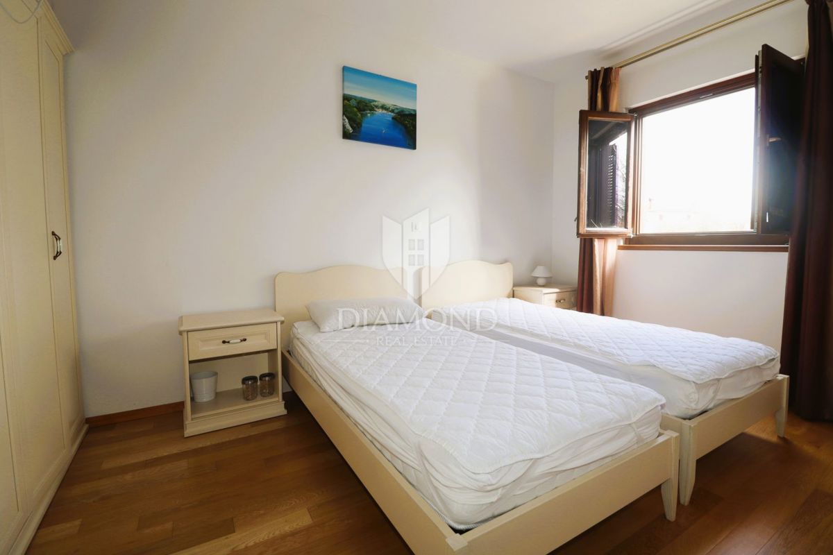 Occasione! Appartamento moderno, completamente arredato con piscina condominiale – Poreč