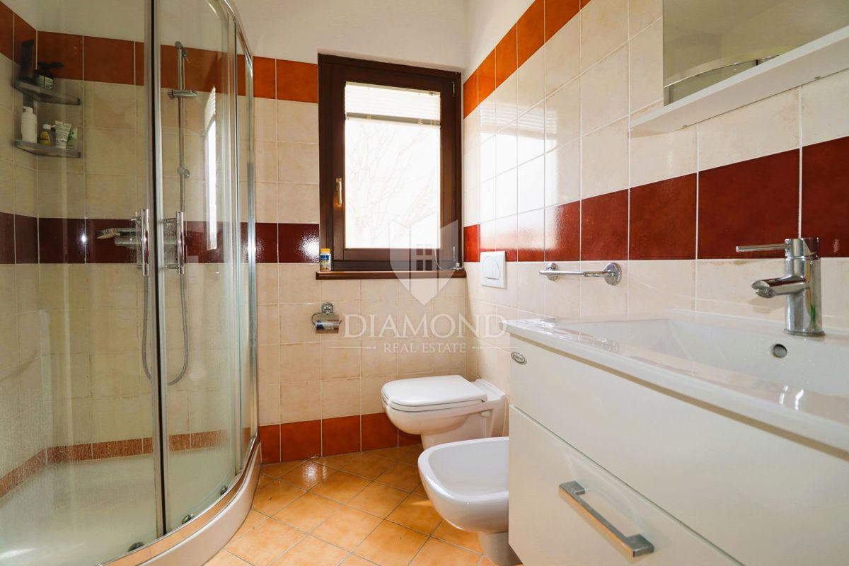 Occasione! Appartamento moderno, completamente arredato con piscina condominiale – Poreč