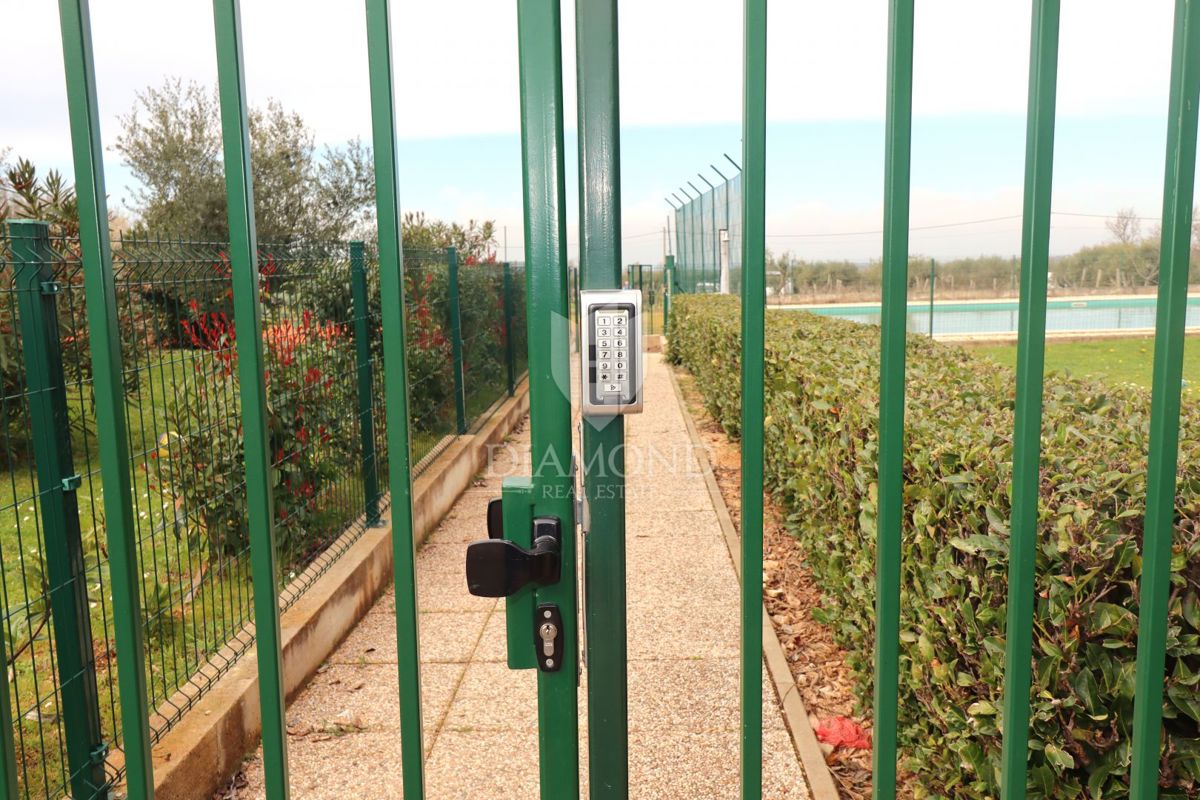 Occasione! Appartamento moderno, completamente arredato con piscina condominiale – Poreč