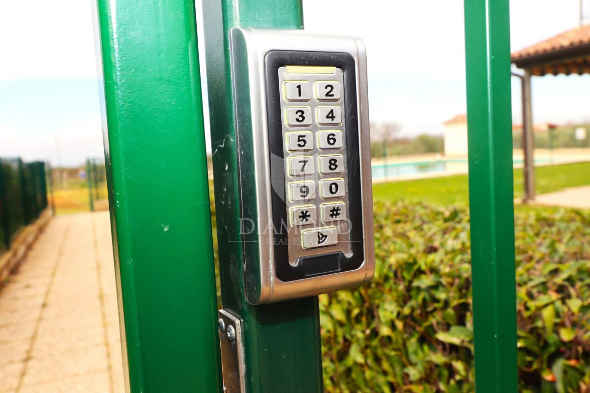 Occasione! Appartamento moderno, completamente arredato con piscina condominiale – Poreč