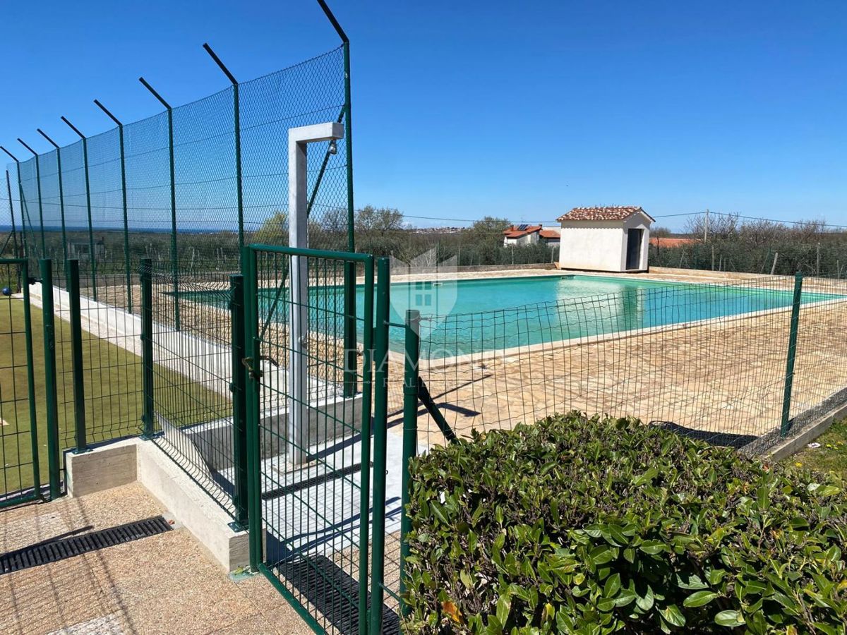 Occasione! Appartamento moderno, completamente arredato con piscina condominiale – Poreč