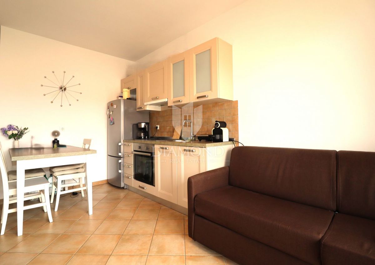Occasione! Appartamento moderno, completamente arredato con piscina condominiale – Poreč