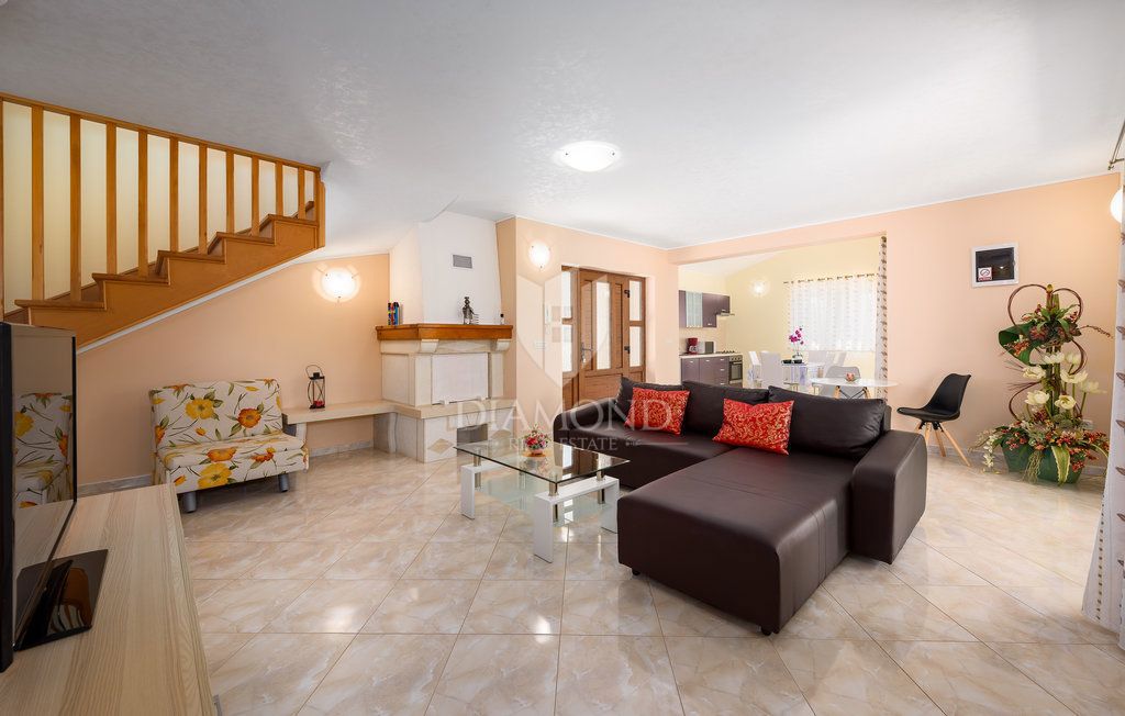 Parenzo, dintorni, villa con piscina immersa nel verde