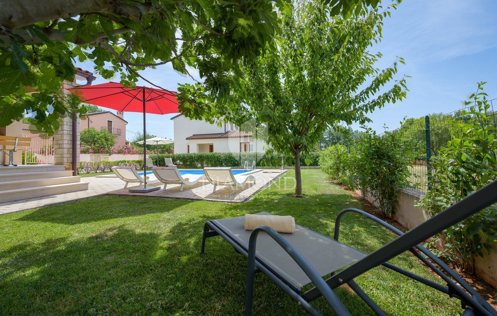 Parenzo, dintorni, villa con piscina immersa nel verde
