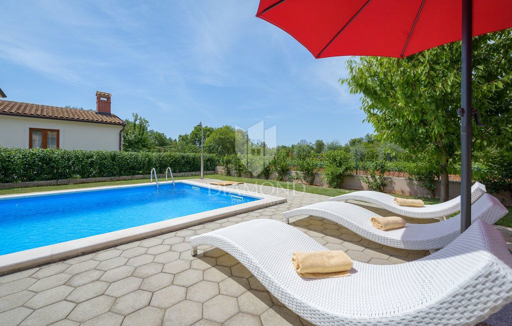 Parenzo, dintorni, villa con piscina immersa nel verde