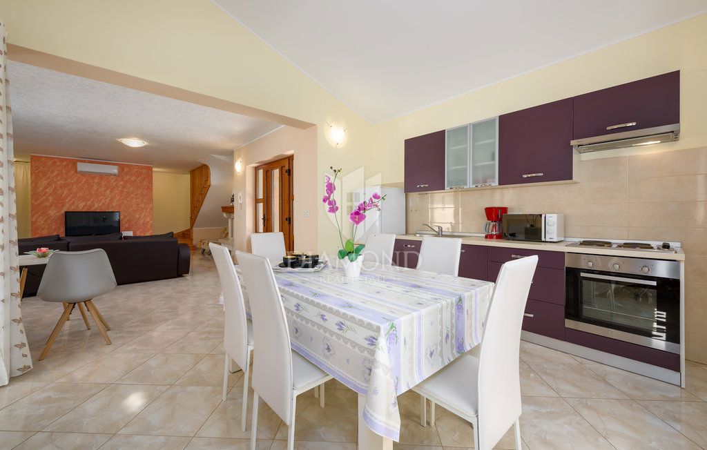 Parenzo, dintorni, villa con piscina immersa nel verde