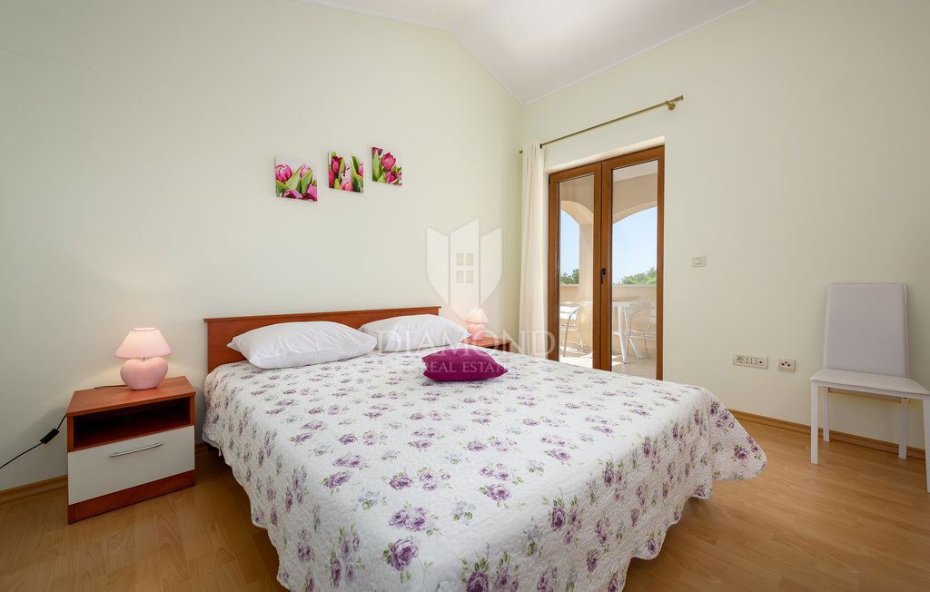 Parenzo, dintorni, villa con piscina immersa nel verde