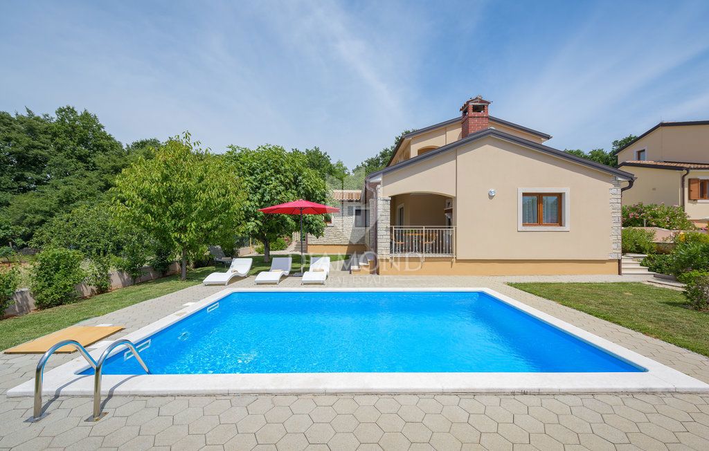 Parenzo, dintorni, villa con piscina immersa nel verde