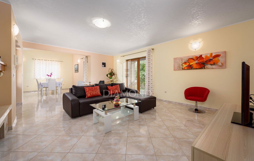 Parenzo, dintorni, villa con piscina immersa nel verde