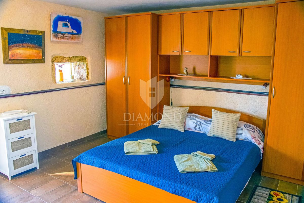 Due case a Vinkuran con un appartamento ristrutturato e vista mare.