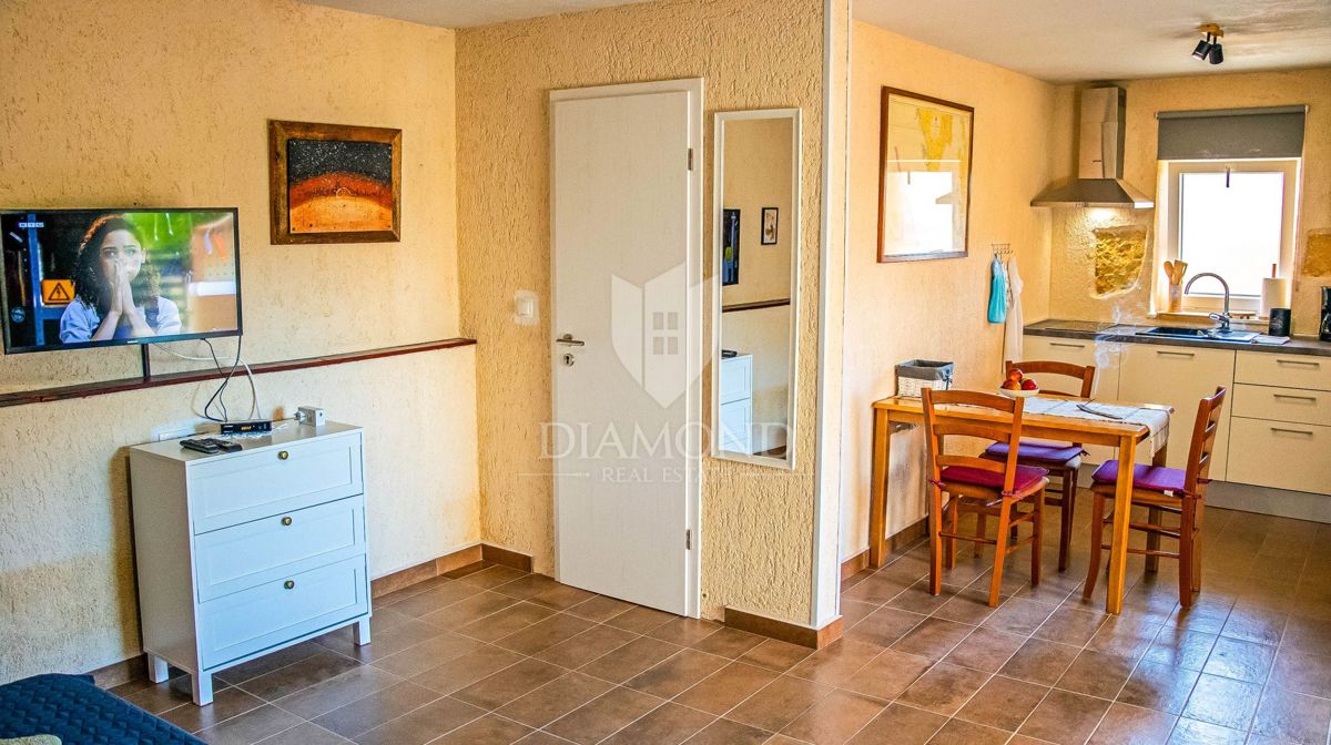 Due case a Vinkuran con un appartamento ristrutturato e vista mare.