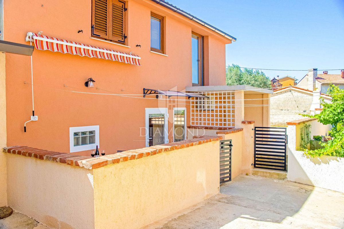 Due case a Vinkuran con un appartamento ristrutturato e vista mare.