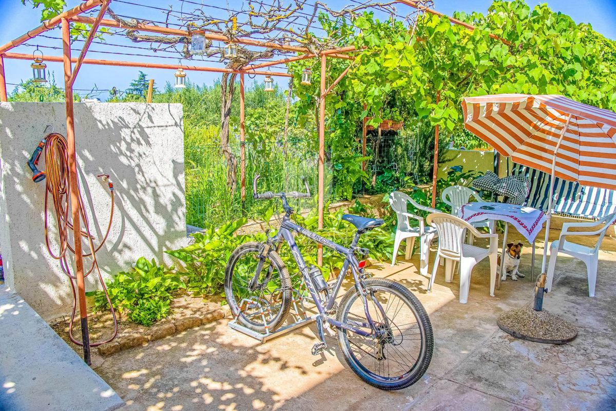 Due case a Vinkuran con un appartamento ristrutturato e vista mare.