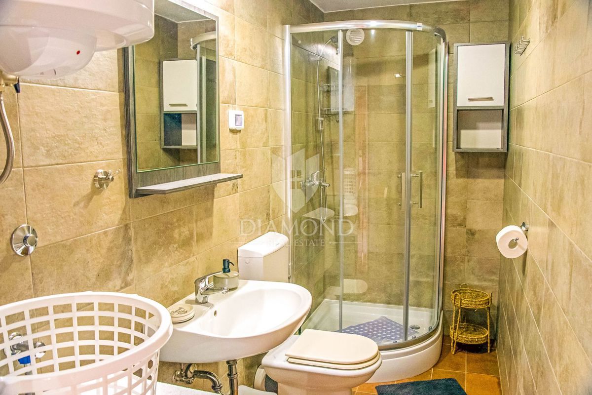 Due case a Vinkuran con un appartamento ristrutturato e vista mare.