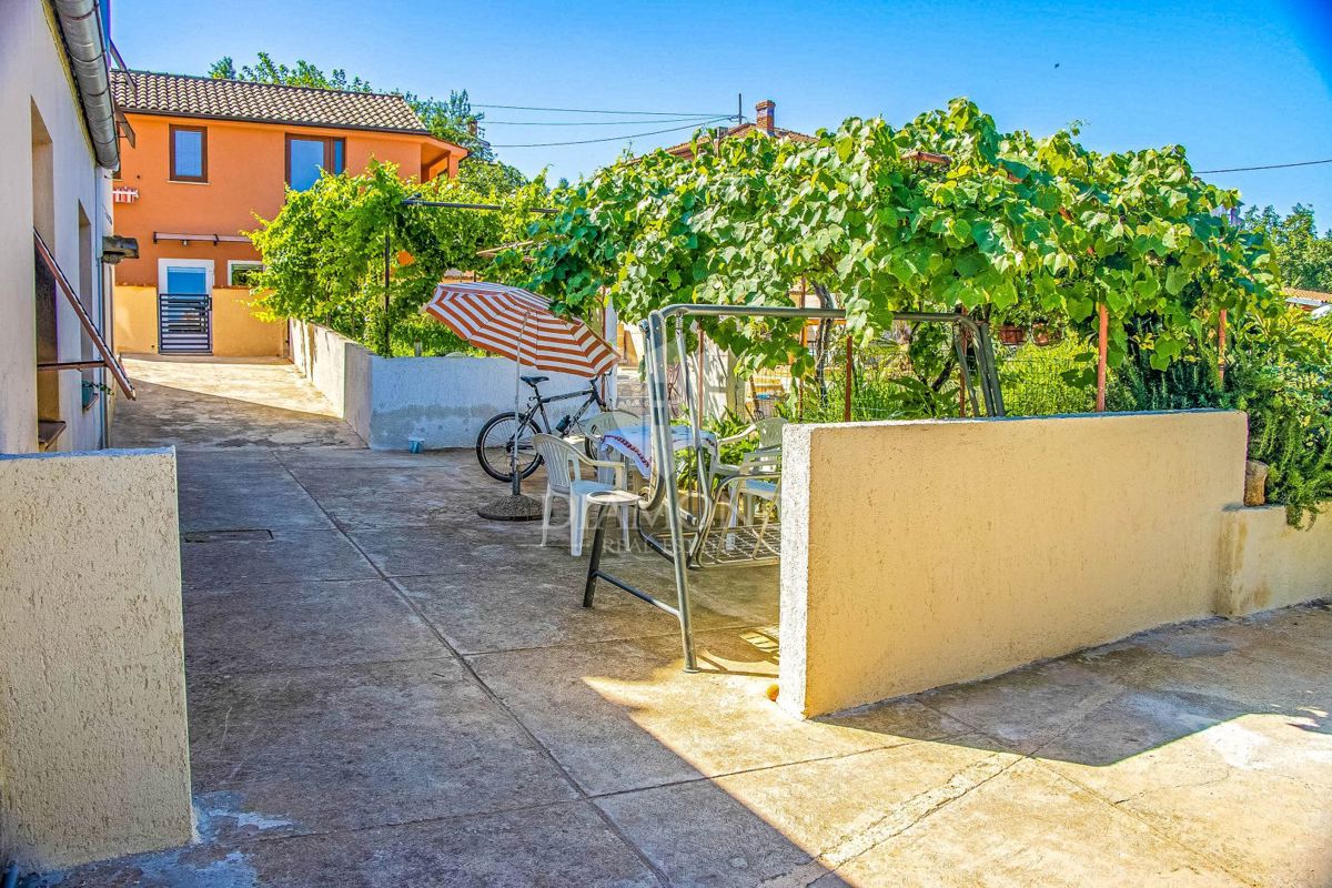 Due case a Vinkuran con un appartamento ristrutturato e vista mare.